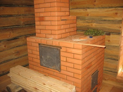 Кирпичная печь для бани из бруса